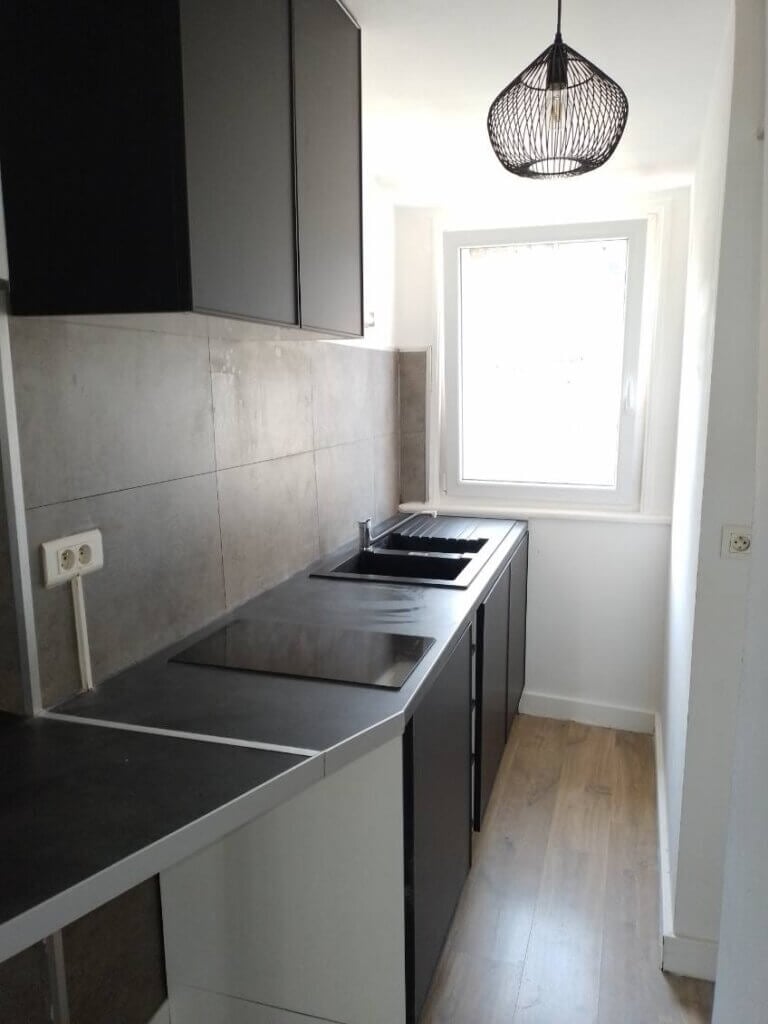 agencement intérieur : Pose d'une cuisine avec ses éléments hauts et bas