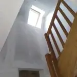 agencement intérieur : pose de placo et bandes dans une cage d'escalier tout hauteur