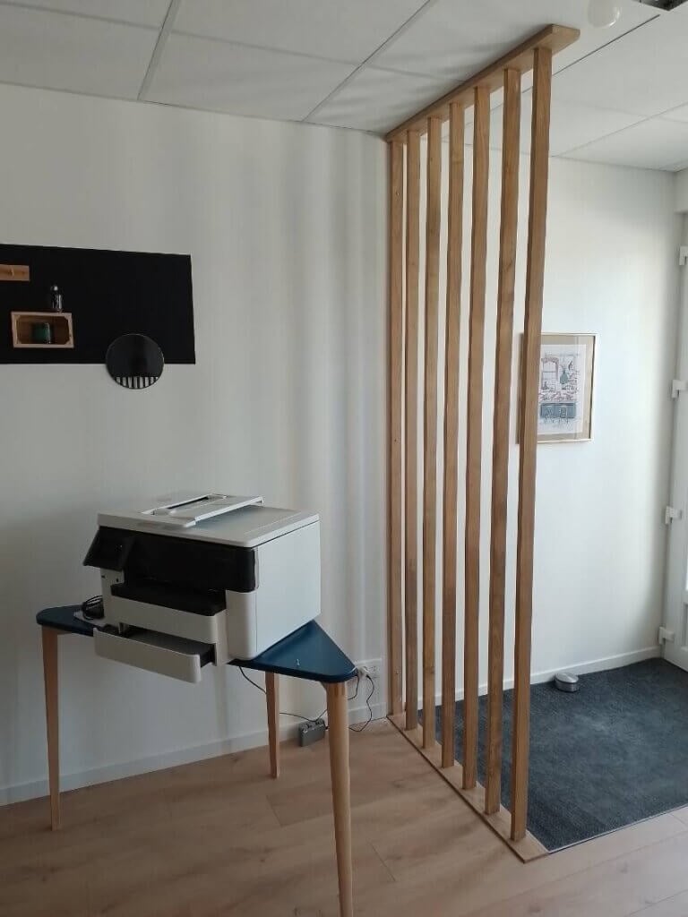 agencement intérieur : création d'une séparation entre une entrée et un bureau par des traverses en bois