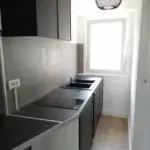 agencement intérieur : Pose d'une cuisine avec ses éléments hauts et bas