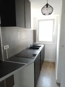 agencement intérieur : Pose d'une cuisine avec ses éléments hauts et bas