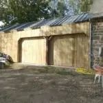agencement extérieur : Création d'un garage double en ossature bois dans le prolongement d'une longère en pierres