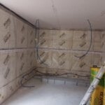 agencement intérieur : isolation des murs et placo posé au plafond