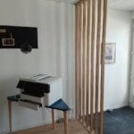 agencement intérieur : création d'une séparation entre une entrée et un bureau par des traverses en bois