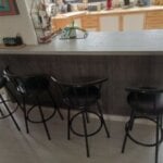 Bar ou ilot de cuisine entouré de ses quatre tabouret de bar