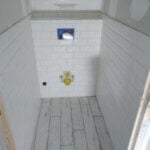 Carrelage et faïences blancs pour des toilettes