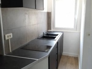 agencement intérieur : Pose d'une cuisine avec ses éléments hauts et bas