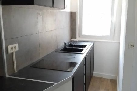 agencement intérieur : Pose d'une cuisine avec ses éléments hauts et bas