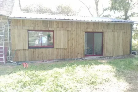 agencement extérieur : Pose d'une fenêtre et d'une porte-fenêtre sur une extension de maison en ossature bois