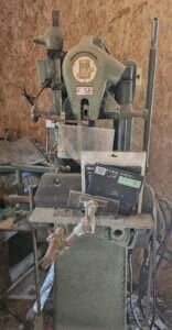 Gros outillage de menuisier : une mortaise à chaîne, destinée à l'usinage des pièces de bois